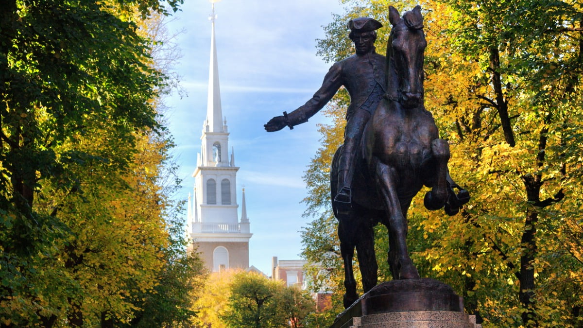 statue of Paul revere in Boston
